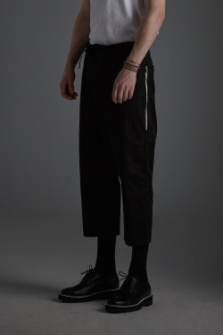 BACK LAYER CROPPED PANTS